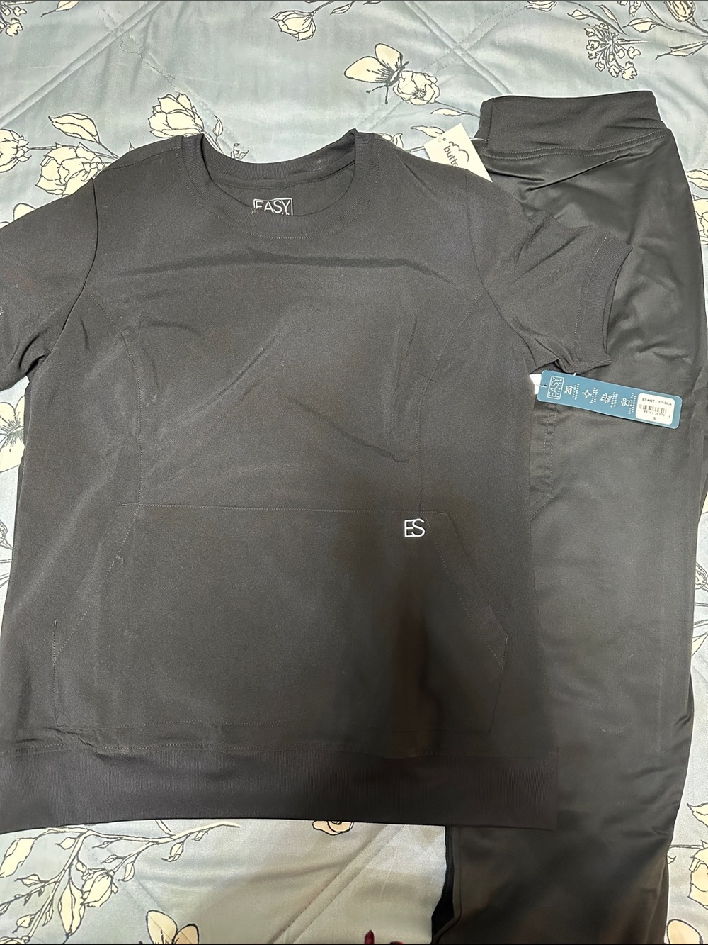 Brand new pair of scrubs for women in black. With front pockets in size small.